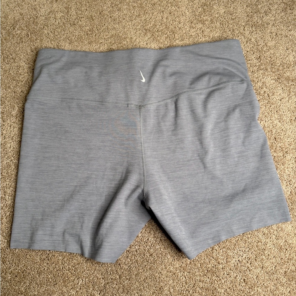 Nike Women's Light Gray High-Waist Bike Shorts - Picture 4 of 4